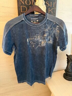 Vintage Guess Men's Blue Crew Neck Tee with Textured Shoulders and Trim